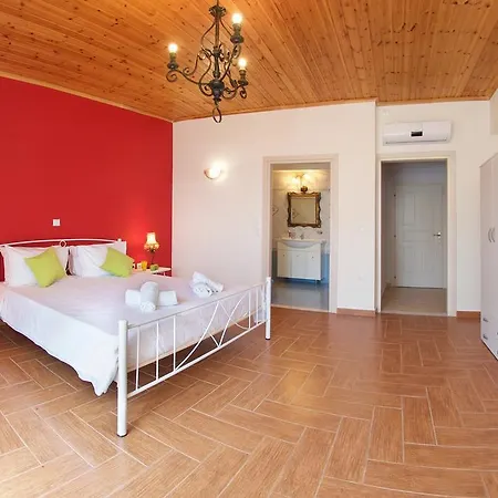 Karavisianikos Faros Villa *